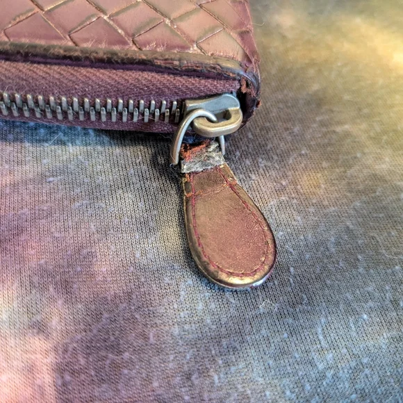 VGUC Bottega Veneta Zip Bifold Wallet in Merlot